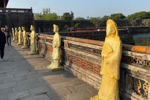 Thu hồi loạt tượng tại Đại nội Huế sau khi dư luận phản ứng