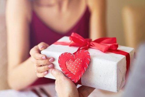 Ngày lễ tình nhân 14/2, chính xác ai mới là người phải tặng quà