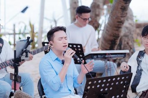 Phan Mạnh Quỳnh cover 'Ba kể con nghe' tại Biển của Hy vọng