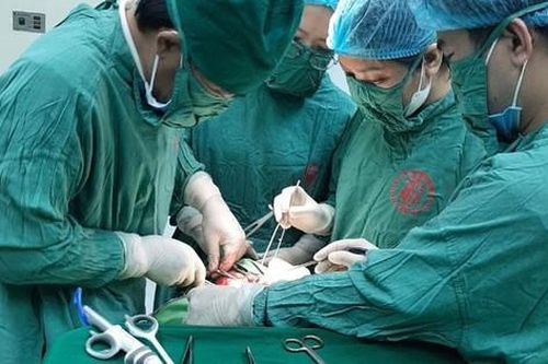 Lo sợ việc khám bệnh, nữ bệnh nhân mang khối bướu giáp hiếm gặp gần 20 năm