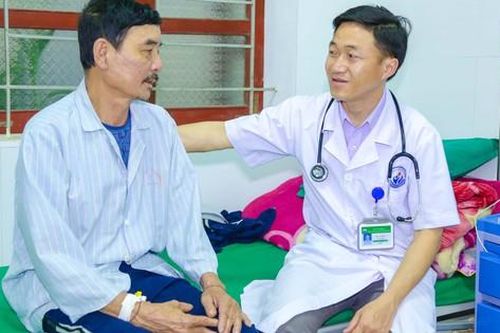 Bác sĩ người dân tộc Mông tận tâm với nghề