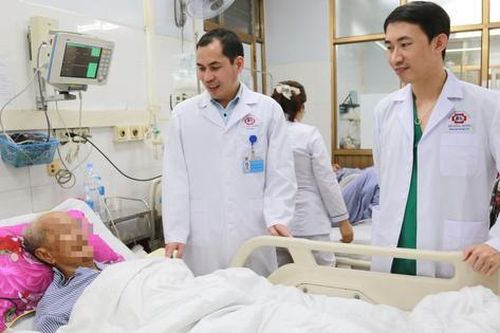 Giây phút căng thẳng phẫu thuật lấy sỏi ống mật chủ cho cụ ông gần 100 tuổi ở Quảng Ninh