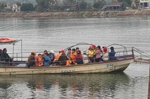 Hiểm nguy những chuyến đò ngang chở học sinh vùng cồn bãi trên sông Gianh