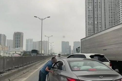 Thông tin mới vụ tài xế xe Porsche chặn đầu, nhổ nước bọt vào ô tô khác
