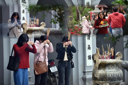 Giới trẻ Hà Thành nô nức đi lễ cầu duyên trong ngày Lễ Tình yêu Valentine 2023