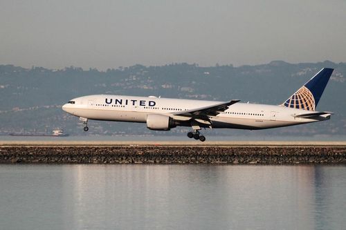 Máy bay United Airlines suýt lao xuống biển sau khi cất cánh