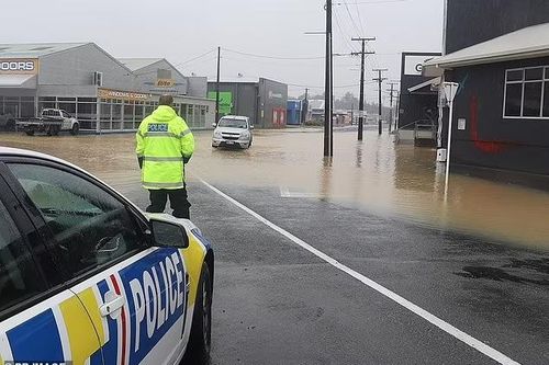 Ô tô ngập trong biển nước ở New Zealand