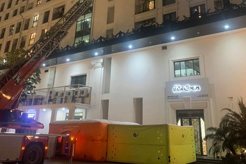 Pha xử lý nhanh trí của Cảnh sát CNCH khống chế nam thanh niên định nhảy từ tầng 8 xuống đất