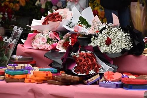 Đường phố Hà Nội ngập sắc hoa tươi ngày lễ tình nhân 14-2