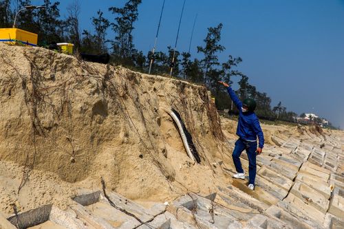 Hàng trăm mét kè bê tông biển Tam Thanh bị sóng đánh hỏng