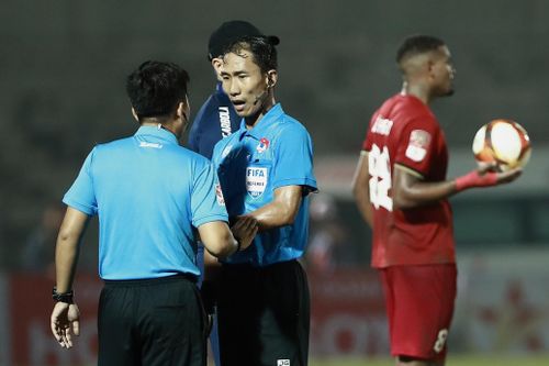 3 phút hoang mang của trọng tài trận Hà Tĩnh - Hà Nội