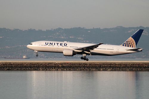 Máy bay United Airlines suýt lao xuống biển Hawaii sau khi cất cánh