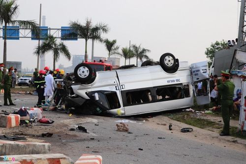 Cảnh sát khám nghiệm hiện trường vụ tai nạn 8 người chết ở Quảng Nam