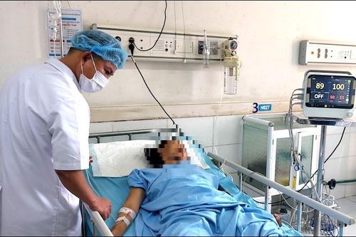 'Bò ra khỏi xe, tôi thấy nhiều người văng ra đường'