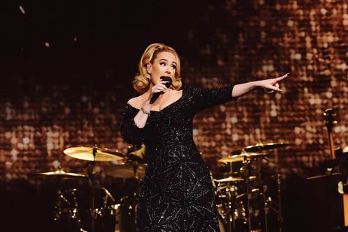 Mẫu váy lấp lánh được chú ý tại show diễn của Adele
