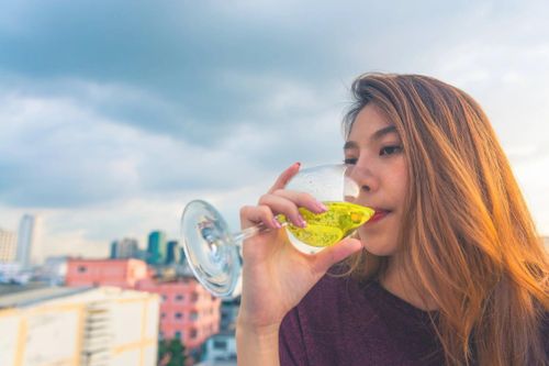 Uống nhiều rượu làm tăng nguy cơ mắc Covid-19