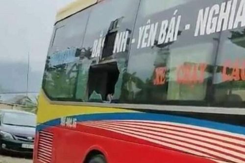 Tài xế và phụ xe giường nằm bị đánh nhập viện sau va chạm