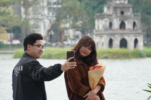 Nhiều cặp đôi đổ về hồ Gươm trong ngày Valentine gió lạnh