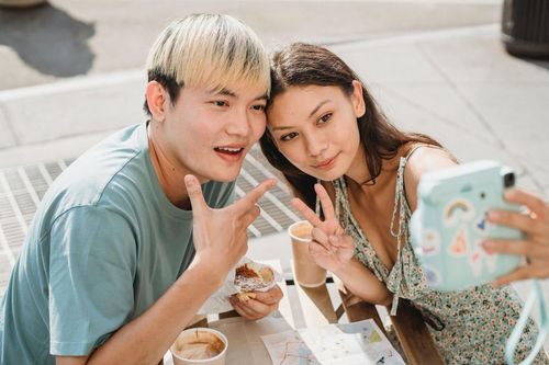 Thuê bạn tình giả để tập hẹn hò