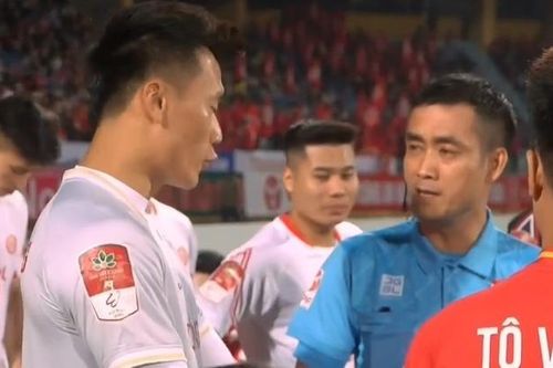 Bùi Tiến Dũng gặp sự cố, phải đổi áo