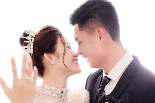 Chuyện tình 'cấm trại' của nhà vô địch SEA Games 31 cưới đúng dịp Valentine