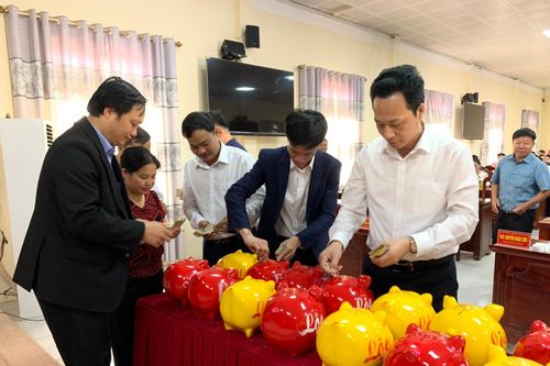 Lan tỏa phong trào 'tiết kiệm 2.000 đồng mỗi ngày cho giáo dục'