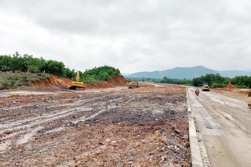 Tập trung gỡ vướng mặt bằng cho các dự án đầu tư công