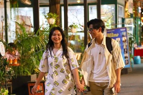 Các cặp đôi tình tứ bên nhau đêm Valentine