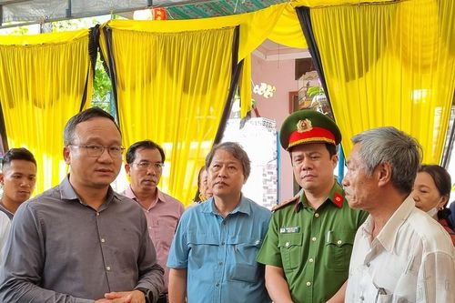 Thăm hỏi gia đình các nạn nhân trong vụ tai nạn giao thông đặc biệt nghiêm trọng