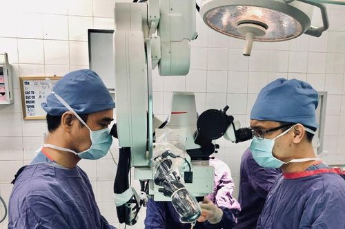 Một phụ nữ bị máy làm giấy lột rời da đầu, tai và mí mắt