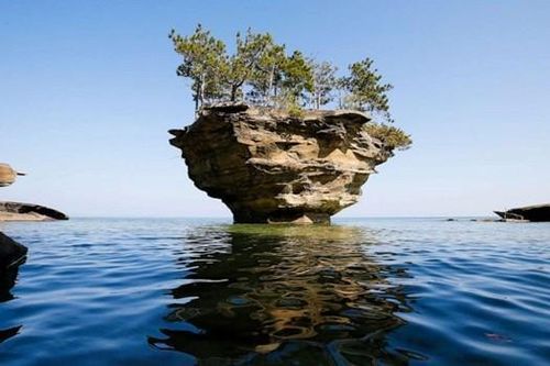 Mỹ bắn hạ vật thể bay lạ gần biên giới Canada