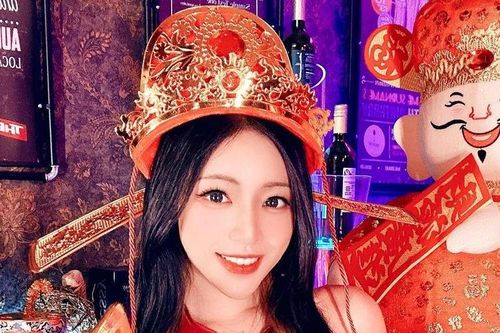 Đỏ mặt hot girl xinh đẹp hóa thân thành Thần Tài gợi cảm