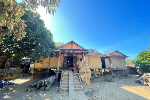 Nhà sàn bằng đất ở làng Kleng