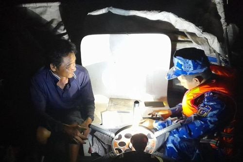 Bắt giữ tàu vận chuyển khoảng 20 tấn phế liệu trái phép trên biển