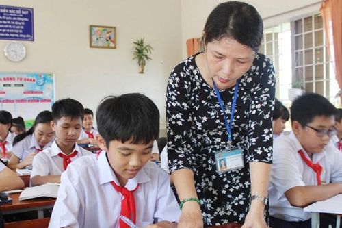 Bộ GD&ĐT nói về lạm thu đầu năm học khiến phụ huynh bức xúc