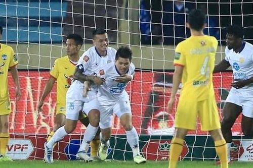 Nam Định và HAGL rượt đuổi tỷ số hấp dẫn tại Thiên Trường