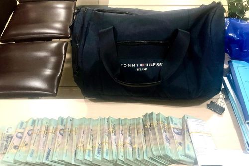 Chiếc túi chứa tiền tỷ bị bỏ quên tại Cảng Hàng không quốc tế Nội Bài