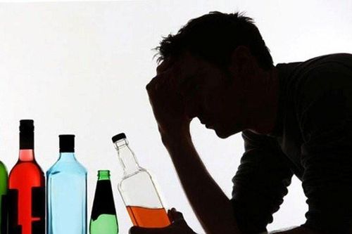 5 người nhập viện cấp cứu nghi ngộ độc rượu