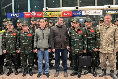 Đoàn Quân đội Việt Nam hành quân trong đêm, được người dân Thổ Nhĩ Kỳ chào đón