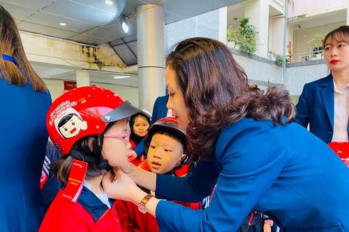 Hà Nội: Tặng mũ bảo hiểm đạt chuẩn cho học sinh tiểu học