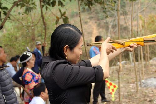 Những màn trổ tài bắn nỏ, ném còn tại Lễ hội Đền Pu Nhạ Thầu