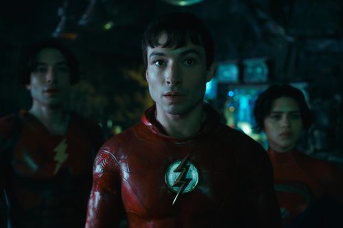 Trailer 'The Flash' hé lộ đa vũ trụ với hai Batman, hai Flash