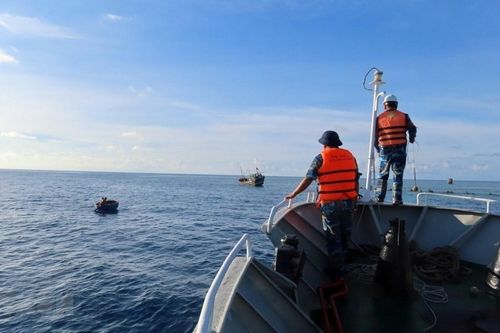 Vùng 4 Hải quân cứu hộ 5 ngư dân Phú Yên gặp nạn ở Trường Sa