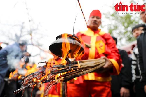 Chỉ có ở Hội làng Ngọc Tiên: Đàn ông đánh lửa, gánh bếp trên vai chạy vòng quanh thổi cơm tới chín