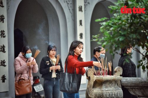 Nam thanh nữ tú đến chùa Hà cầu duyên trong ngày lễ Tình yêu