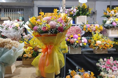 Hoa tươi tăng giá cao trong ngày lễ Tình yêu tại TP Hồ Chí Minh