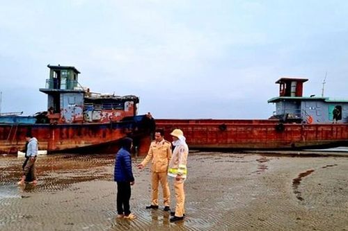 Một người lái sà lan bị sóng đánh rơi xuống biển tử vong