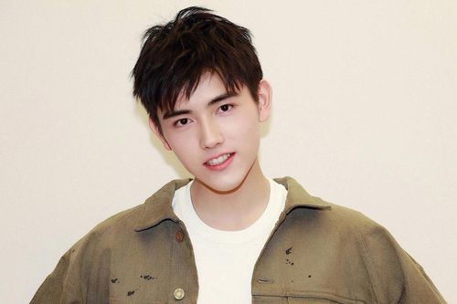 Trần Phi Vũ bị tố có hành động mờ ám với bạn diễn, Trương Tịnh Nghi và La Vân Hi ai sẽ 'lên dĩa'?