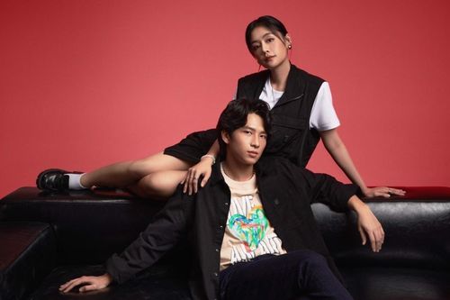 Quên hoa hồng hay socola đi, áo couple chính là món quà nên mua trong Valentine này!