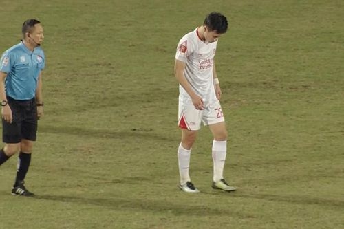 Hoàng Đức rời sân bằng cáng trong ngày Viettel thắng trận derby Thủ đô